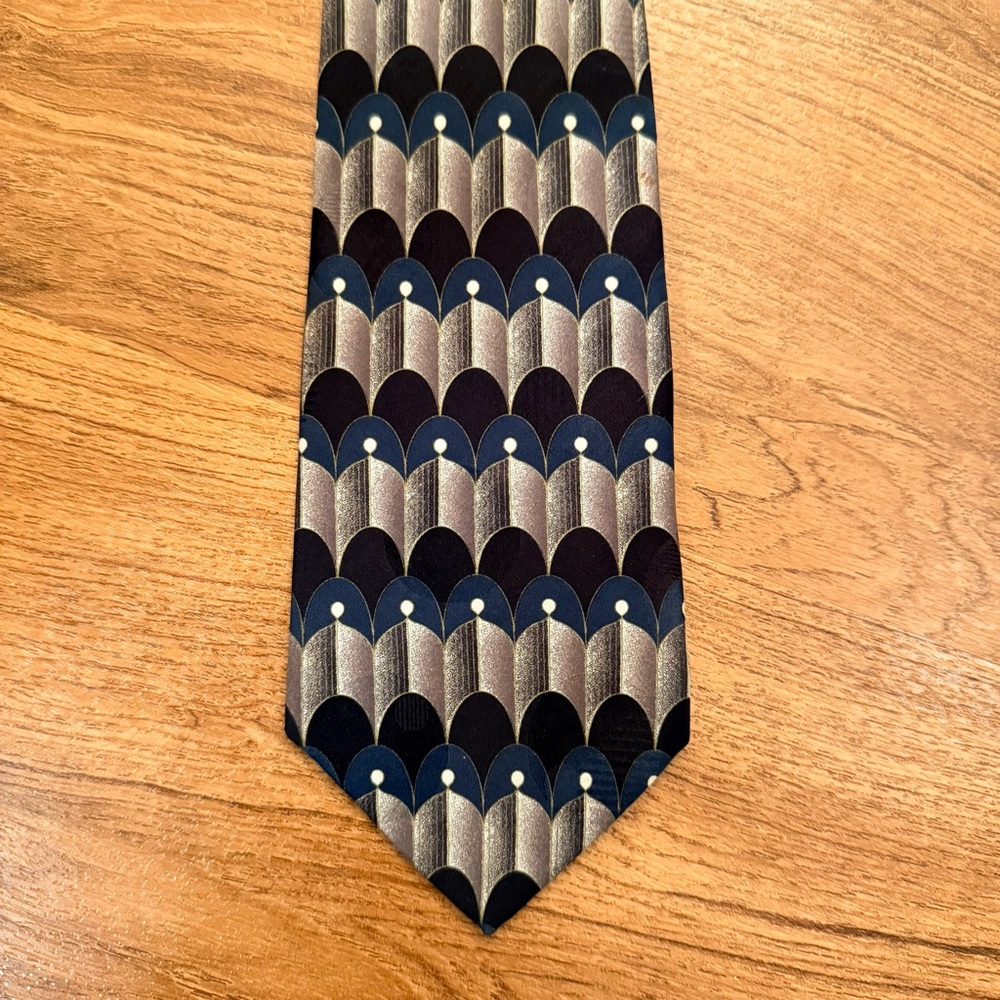 Elegant Courreges Homme Navy and Silver Patterned Italian Silk Tie
